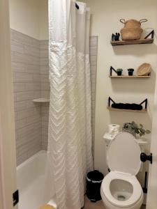 King Bed Suite in Conroe , Garage Available的一间浴室