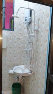 un baño con inodoro y lavabo en HP CLASSIC LODGE Manzese, en Dar es Salaam