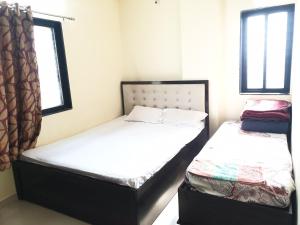 Postel nebo postele na pokoji v ubytování 1BHK Cozy Stay