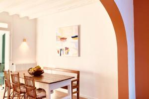 a dining room with a table and chairs at La Casa Plume proche du centre et de la mer in Hermanville-sur-Mer