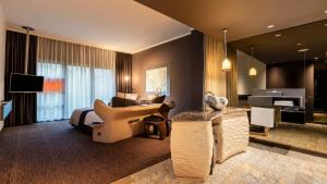 TV a/nebo společenská místnost v ubytování east Hotel Hamburg