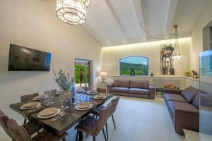 パンツァーノにあるMy Exclusive Italy - Chianti's Villa with vineyard, infinity pool & viewのダイニングルーム(テーブル、椅子付)、リビングルーム