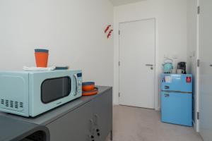 a microwave sitting on a counter in a kitchen at Waterview apartments with ultra fast wifi close to Excel and O2, corporates and contractors welcome in London
