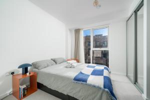 Ένα ή περισσότερα κρεβάτια σε δωμάτιο στο Waterview apartments with ultra fast wifi close to Excel and O2, corporates and contractors welcome