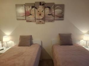 Postel nebo postele na pokoji v ubytování Fonyódi Centrum Apartman