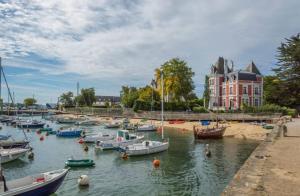 a bunch of boats in the water in a harbor at Jolie maison cosy proche plage & cité de la voile in Larmor-Plage