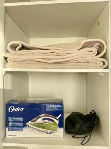 a shelf with a box and a mouse and a bag at Departamento 2D en Iquique!!! in Iquique