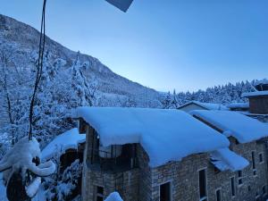 Hotel Old Manali by Himalayan Hotels, with Mountain View, Balcony, Terrace and Parking v zimě
