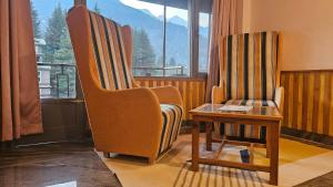 Posezení v ubytování Hotel Old Manali by Himalayan Hotels, with Mountain View, Balcony, Terrace and Parking