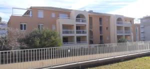 ein Gebäude mit einem Zaun davor in der Unterkunft Home cavalaire in Cavalaire-sur-Mer