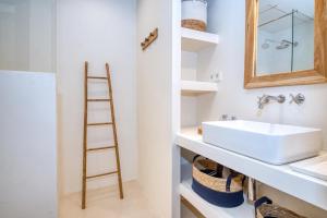 a bathroom with a sink and a mirror at Casa de Pescadores con garaje in Palafrugell