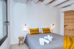 a bedroom with a bed with two towels on it at Casa de Pescadores con garaje in Palafrugell