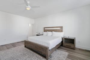 Voodi või voodid majutusasutuse The Richest Peasant at Inlet Beach toas +42 fotot