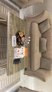 a bed in a room with at رُقيّ للشقق الفندقية rogy VIP in Taif