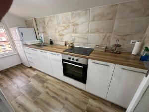 Eldhús eða eldhúskrókur á Apartman Ćirić