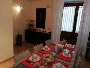 un comedor con una mesa con servilletas rojas. en B&B Tarasia, en Ragusa 15 fotos más