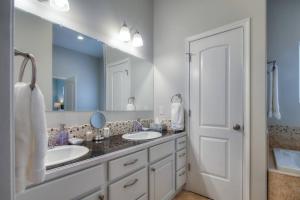 Gallery image of Hot tub, deck, fireplace, and more in Juneau