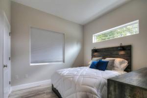 Gallery image of Hot tub, deck, fireplace, and more in Juneau +12 photos