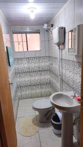 un bagno con un water e un lavandino di Studio Marangoni Hospedaria Apartamento 2 a Treze Tílias