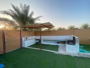 un pabellón con una mesa de picnic en un patio en 007 - Farmhouse 8, en Abu Dabi