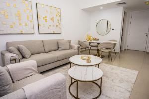 拉斯阿尔卡麦The Luxe Retreat的客厅配有沙发、桌子和镜子