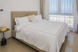 拉斯阿尔卡麦The Luxe Retreat的带窗户的房间里有一张白色的床 更多20张照片