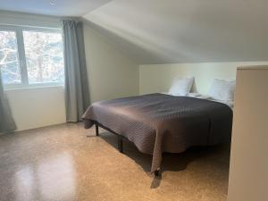 a bedroom with a bed and a window at B2 Lakeside Suite Polku Hotel in Vihti