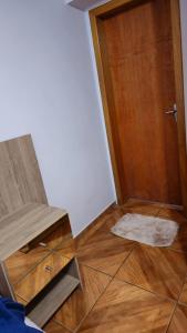 Camera con porta in legno e pavimento in legno. di Studio Marangoni Hospedaria Apartamento 2 a Treze Tílias