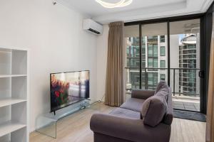 Una televisión o centro de entretenimiento en Best Value 2Beds Apt at CBD with Pool Gym Carpark