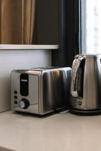 Utensilios para hacer té y café en Best Value 2Beds Apt at CBD with Pool Gym Carpark
