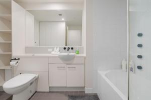 y baño blanco con lavabo, aseo y bañera. en Best Value 2Beds Apt at CBD with Pool Gym Carpark, en Brisbane