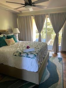 Letto o letti in una camera di Whale Watching from the Lanai - Oceanfront Condo in West Maui