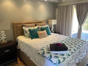 Letto o letti in una camera di Whale Watching from the Lanai - Oceanfront Condo in West Maui