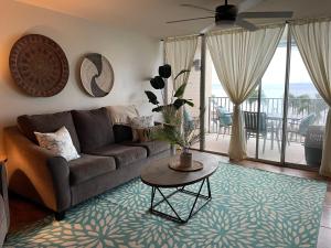 Area soggiorno di Whale Watching from the Lanai - Oceanfront Condo in West Maui
