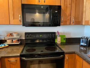 Cucina o angolo cottura di Whale Watching from the Lanai - Oceanfront Condo in West Maui