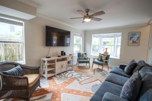 Ruang duduk di Available for Season! Snapper Beach House on 30A