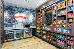 Supermarket nebo jiné obchody v  hotelu nebo okolí