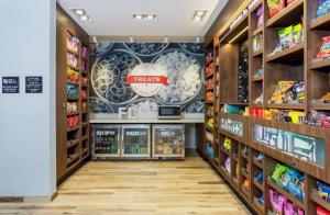 Supermarket nebo jiné obchody v  hotelu nebo okolí