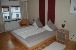 מיטה או מיטות בחדר ב-Ferienhaus Ginsterblüte