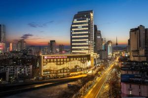 徐州市にあるHilton Garden Inn Xuzhou Pengcheng Squareの夜の街並み