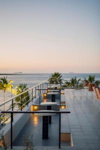 ラパスにあるBaja Club Hotel, La Paz, Baja California Sur, a Member of Design Hotelsのホテルのバルコニーからビーチの景色を望めます。