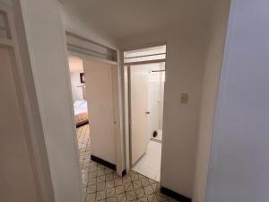 a bathroom with a shower and a toilet in a room at Habitación privada apartamento in Santa Marta