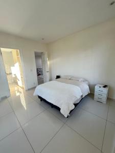 Postel nebo postele na pokoji v ubytování Modern room with balcony