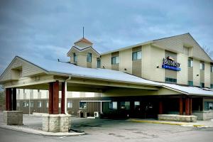 un bâtiment avec une pancarte pour un hôpital dans l'établissement Baymont by Wyndham Missoula, à Missoula