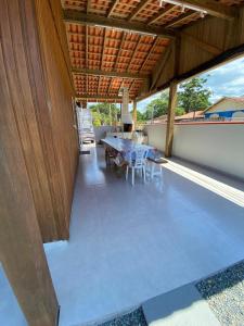 Un patio con una mesa y sillas. en Casa Aluguel Porto Belo, en Porto Belo 9 fotos más