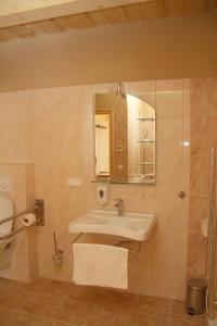 ヘジクーにあるBONI APARTMAN Hegykőのバスルーム(洗面台、鏡、トイレ付)