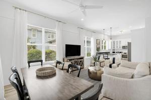 Televiisor ja/või meelelahutuskeskus majutusasutuses Available for Season! Seagrove Harbor 30A - Private Pool