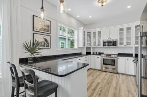 Köök või kööginurk majutusasutuses Available for Season! Seagrove Harbor 30A - Private Pool