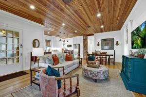 Χώρος καθιστικού στο Das Sweet Peach - Fire Pit & Close to Main St