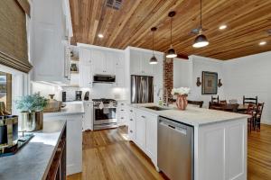 Η κουζίνα ή μικρή κουζίνα στο Das Sweet Peach - Fire Pit & Close to Main St